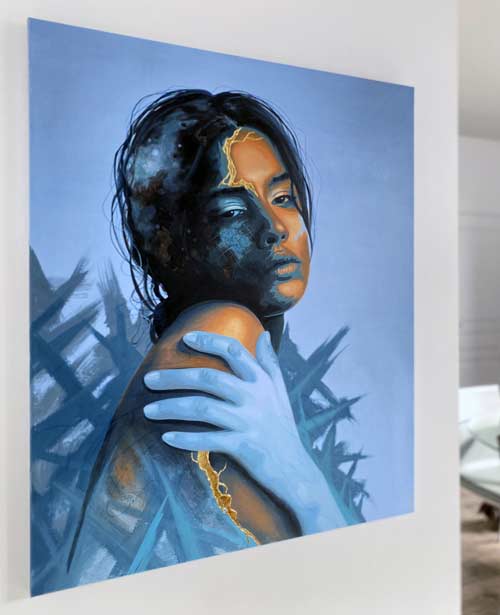Eurydice, portrait contemporain kintsugi bleu avec main, décor